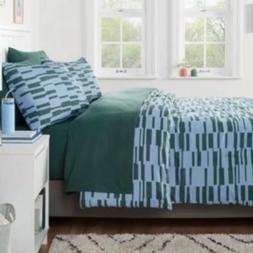 ROOM ESSENTIALS NWT foster microfiber reversible comforter -green/blue -twin